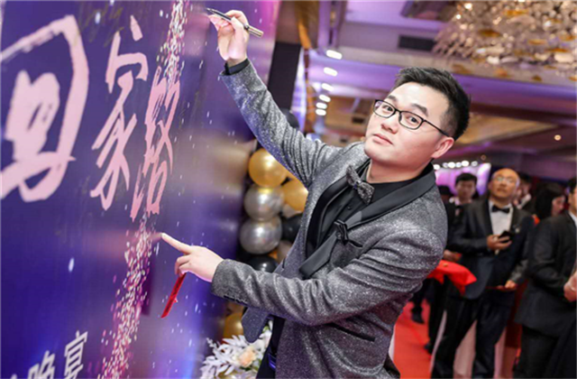 【高光“疫”事】勇敢逆行的特殊“网约车”——7790必发集团90后，用信念打通生命运输线